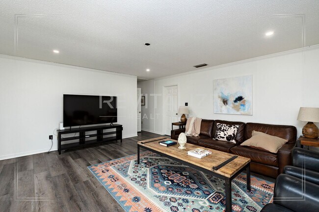 Building Photo - Stunning 3 Bed 2 Bath Brick Home with Huge Yard!