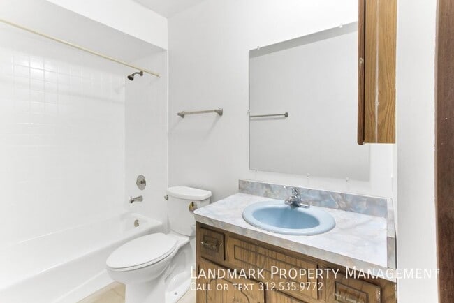 Building Photo - 18819 Oakwood Ct