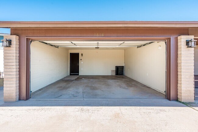 Building Photo - 3/2 sfh 2 car garage, huge yard 35th Ave &...