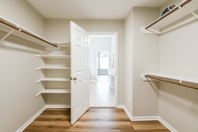 Building Photo - 815 Robins Way