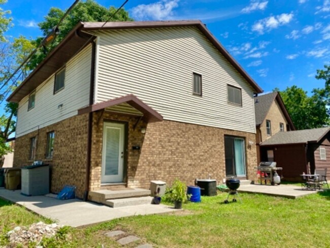 Primary Photo - 1327/9 Bowen Ct.
