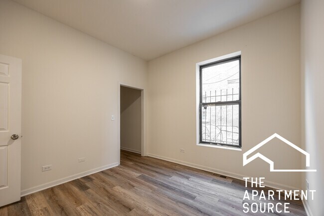 Building Photo - 2835 W Medill Ave