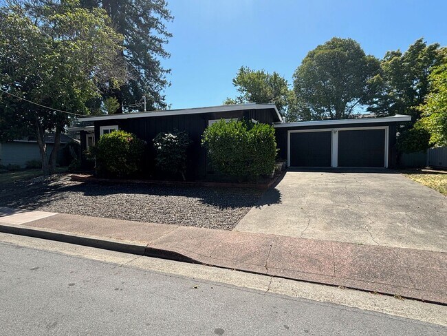 Building Photo - 2 Bedroom 1 Bathroom located in Santa Rosa...