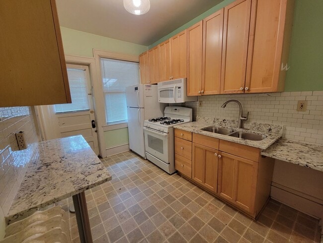 Building Photo - Lovely 2Br / 1Ba South Uptown Condo w/ Hardwood Floors, Sunroom, Fenced Backyard!