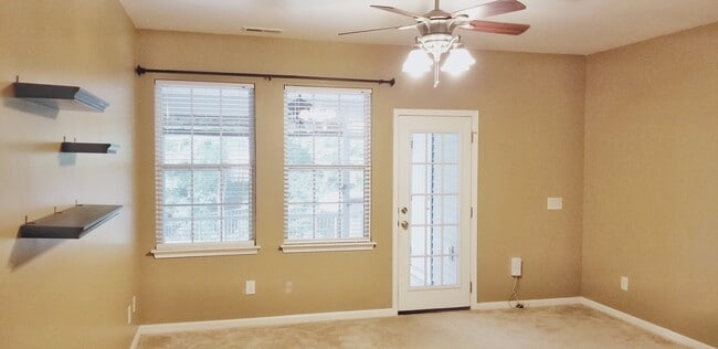 Building Photo - Stunning Town Home in Popular Liberty Hall