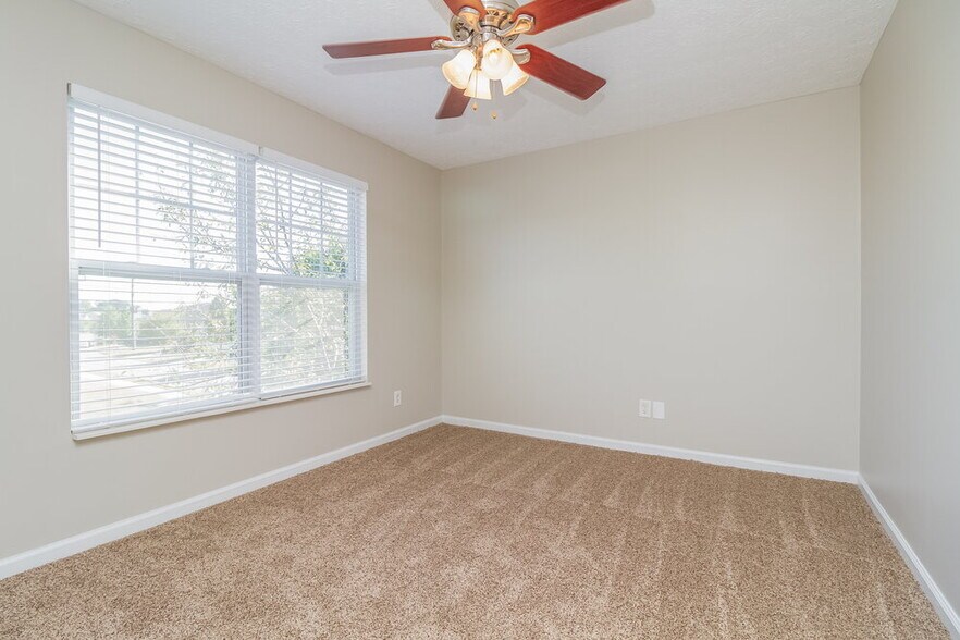 Building Photo - 801 Brooksdale Dr