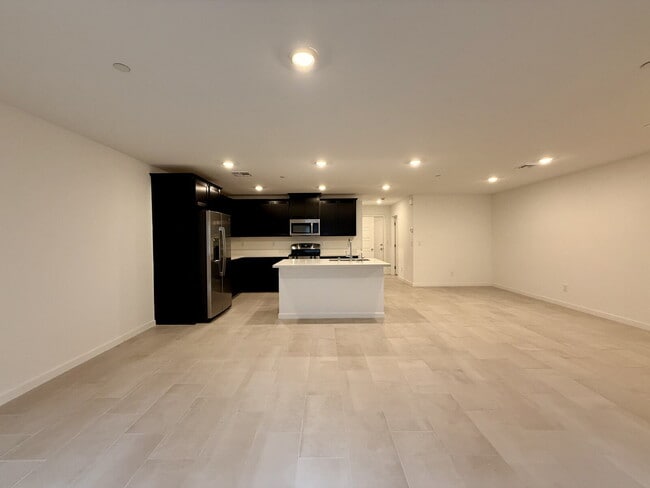 Building Photo - 3 BED 2.5 BATH 2 BALCONY 2 CAR GARAGE TOWNHOUSE IN HENDERSON FOR RENT!!