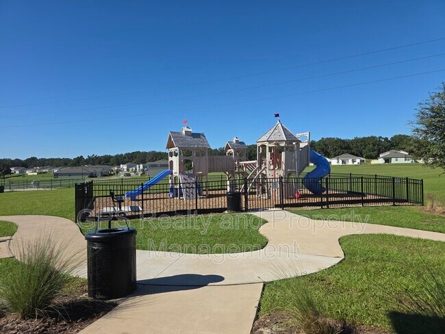 Building Photo - 33409 Country House Dr