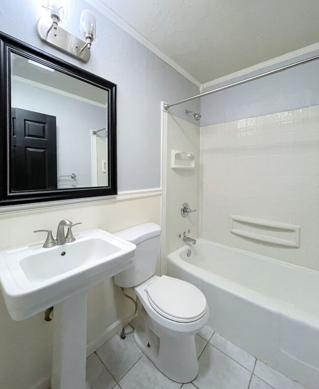 Building Photo - Spacious 3-Bedroom, 2-Bathroom Home