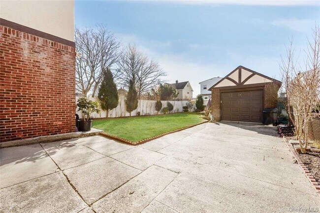 Building Photo - 71 Davis St