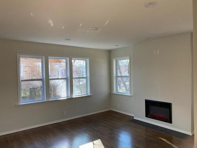 Building Photo - Fantastic 1bd/2ba home! Coming soon!