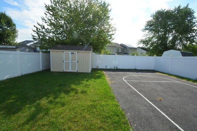 Building Photo - Stunning and Beautifully Updated Twin Home 3 Bedroom - Fenced In Backyard with a Basketball Court