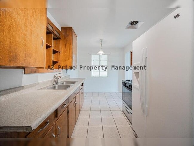 Building Photo - 9430 N 11th Pl