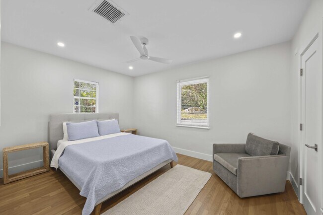 Building Photo - 1714 N Palmway