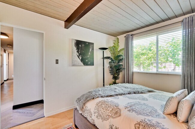 Building Photo - Gorgeous 4 Bed, 2 Bath Eichler in Sunnyvale
