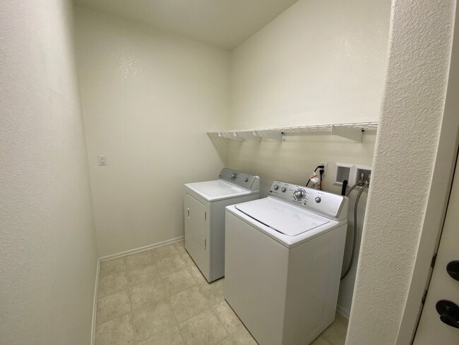 Building Photo - Rosamond 3+Office Available Now!