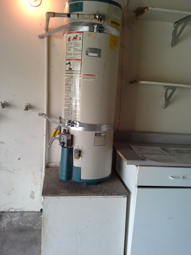 Building Photo - Great 3-bedroom, 2 bath home in Tustin Mea...