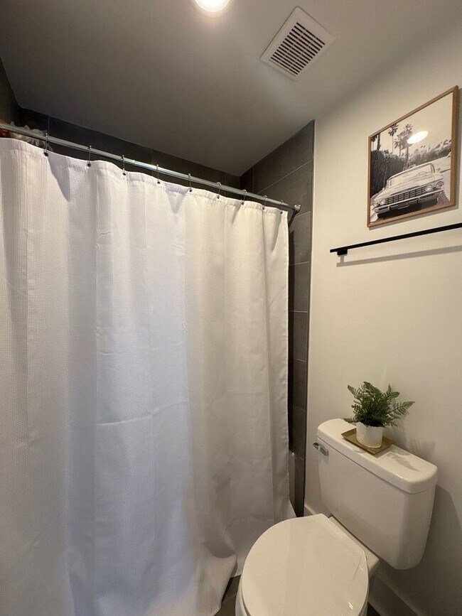 Building Photo - Fully Furnished 5 Bed, 3.5 Bath Located In East Nashville's McFerrin Park Neighborhood w/ Flexibl...