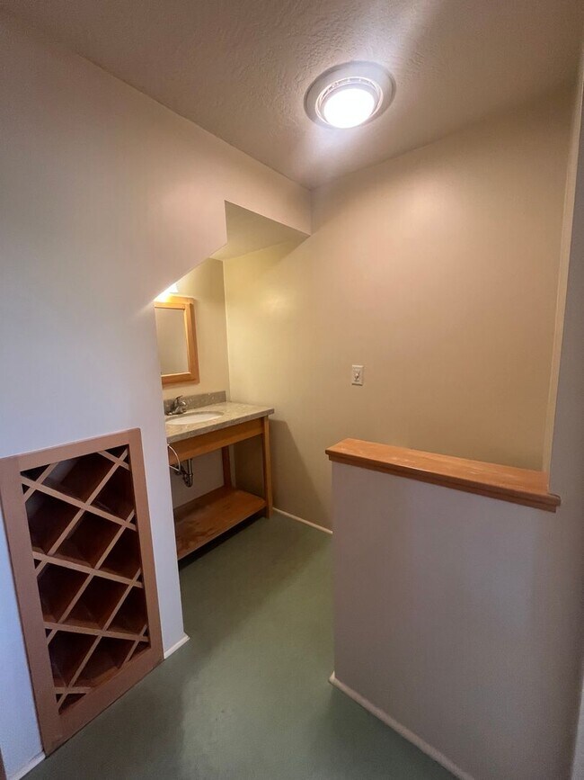 Building Photo - 3- Bedroom 2.5-Bathroom Gardening paradise...