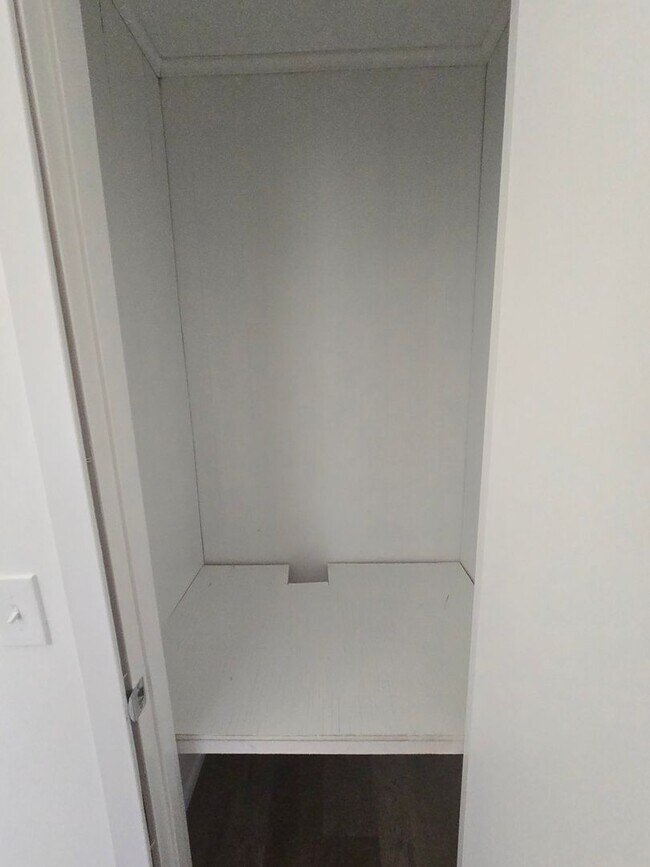 Building Photo - Newly Remodeled 2 Bed/1.5 Bath Apartment i...