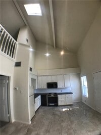 Building Photo - 502 W 17th St