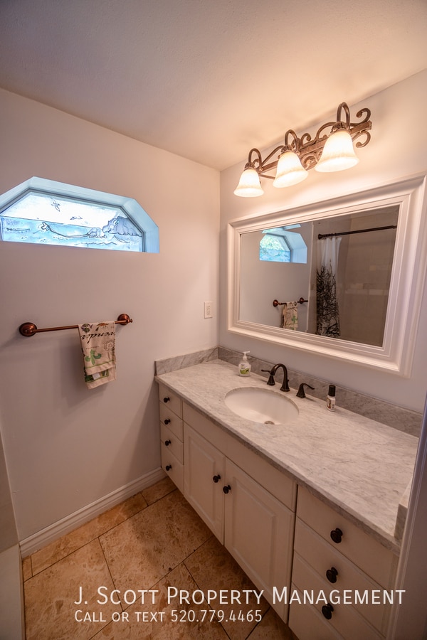Building Photo - 723 W Cactus Wren Dr
