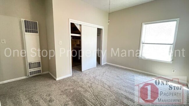 Building Photo - Adorable 3 Bedroom, 1 Bathroom in Independ...