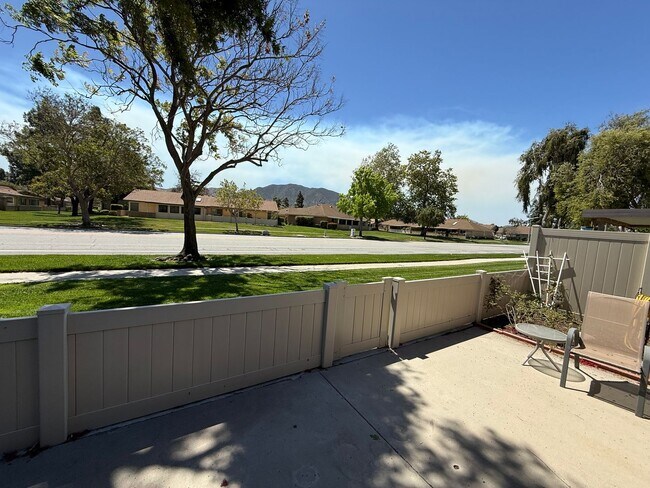 Building Photo - Walking Distance to the Center of Leisure Village
