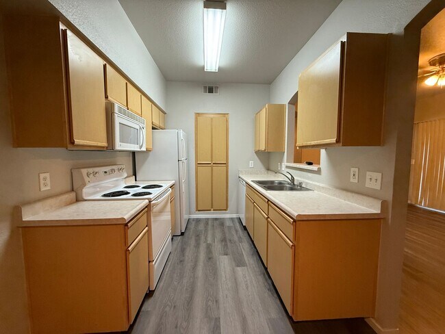 Building Photo - Cute 2 bedroom, 2 bath condo