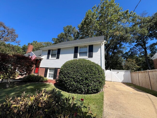 Building Photo - Charming Alexandria Home with Spacious Yard & Prime Location