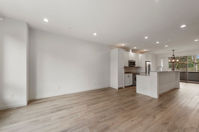 Building Photo - Modern 3 Bed 3.5 Bath Townhome with Garage, Balcony and Fenced Yard Near Light Rail