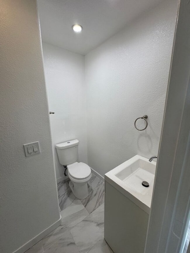 Building Photo - Beautiful 3 bedroom 2 bath HOME... no expenses spared!  Washer/Dryer... A/C Splitters... on a sle...