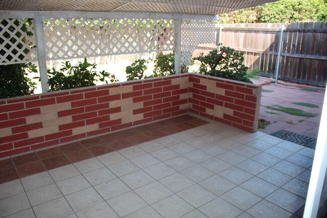 Building Photo - Frontier Dr.