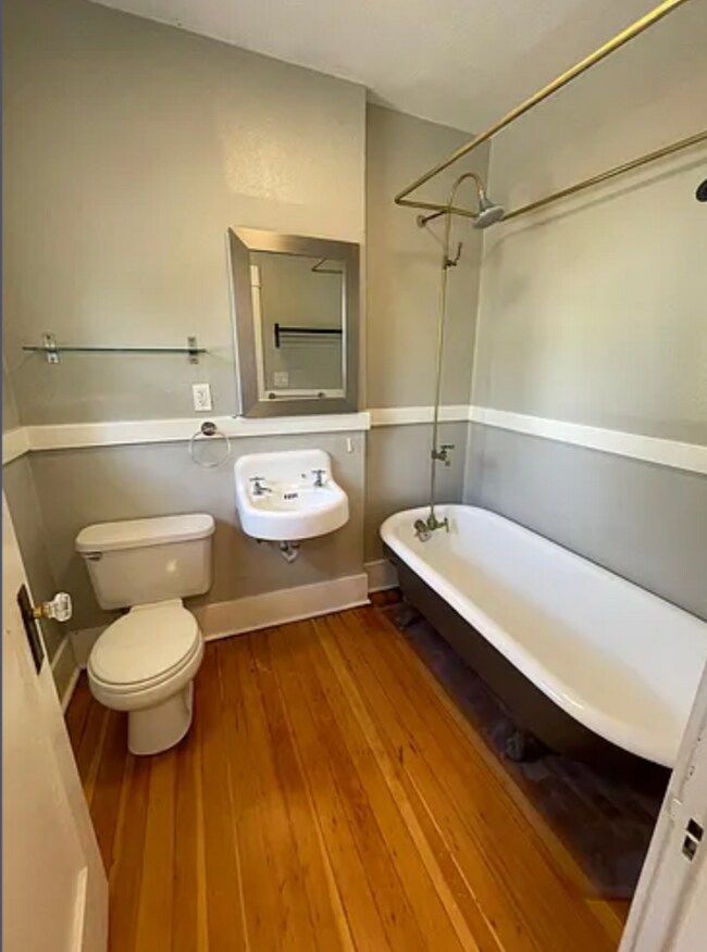 Building Photo - 4-Bedroom Home in SW Portland! Hardwood floors, spacious deck, full basement, separate entry for ...