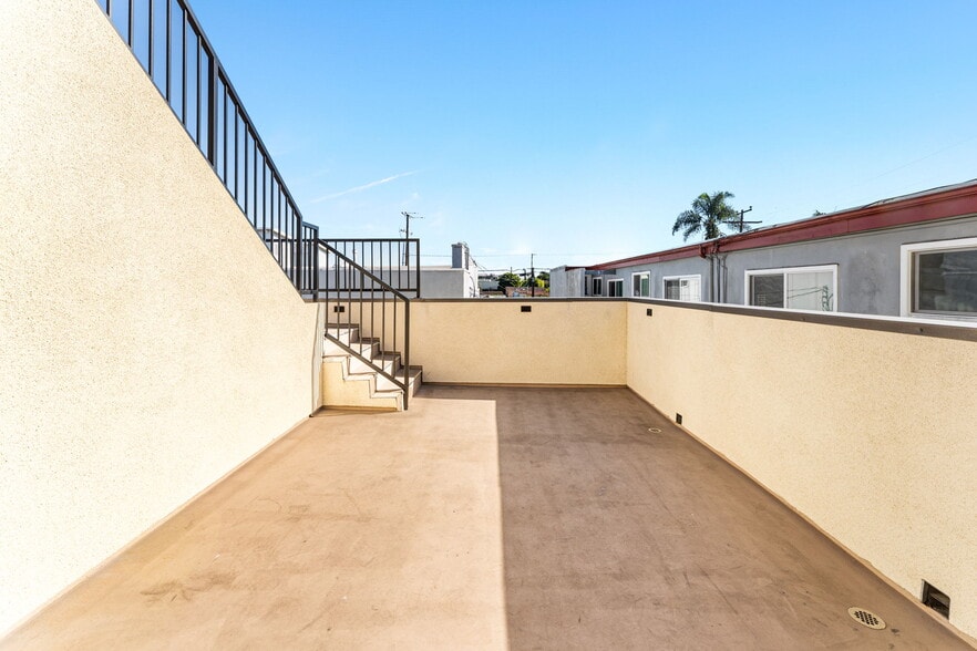 Building Photo - 2430 E 7th St