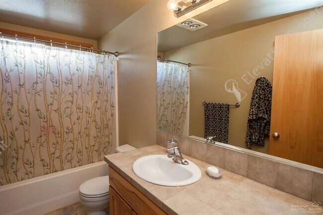 Building Photo - * Coming soon- Unfurnished * 3BR - 2BA Sin...