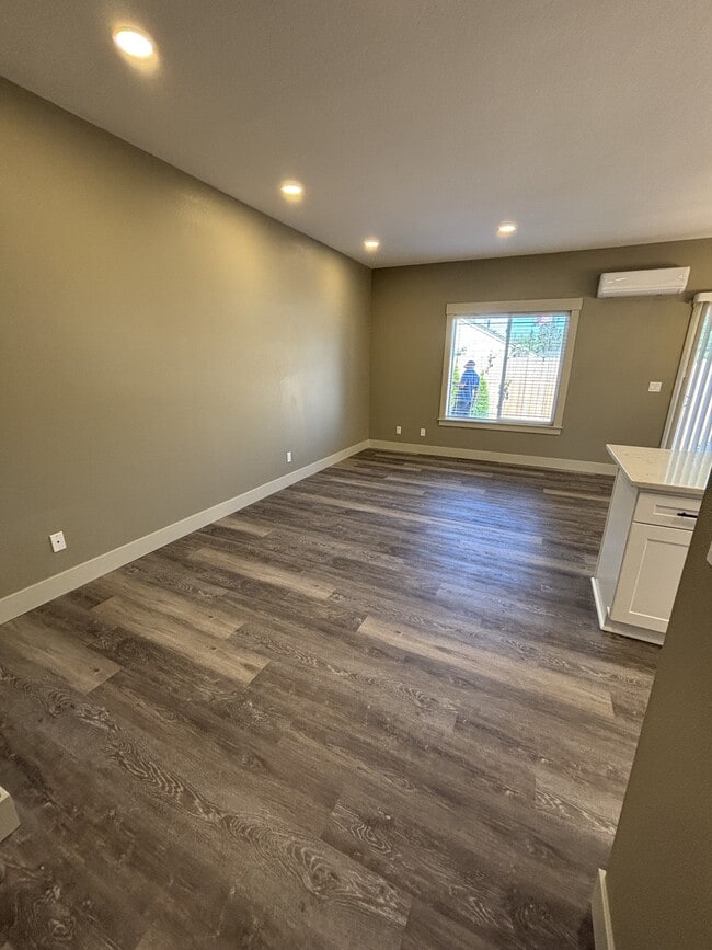 Building Photo - 388 Seven Oaks Ln