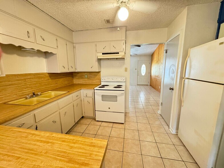 Building Photo - 2404 Shoemaker Dr