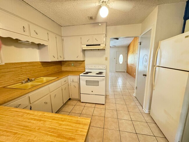 Building Photo - 2404 Shoemaker Dr