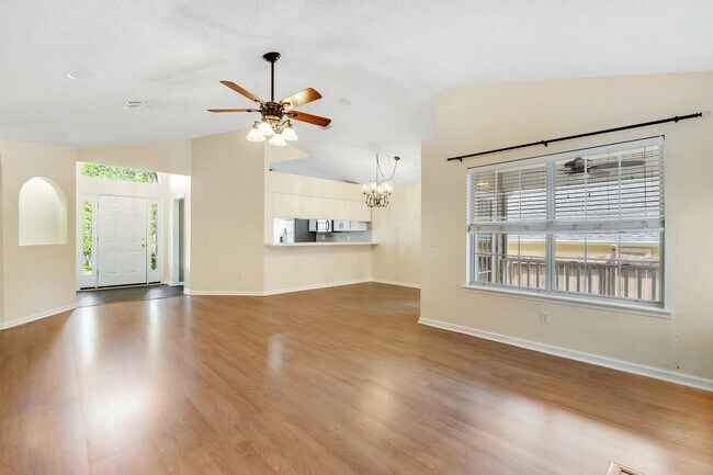 Building Photo - 2025 Ascot Way