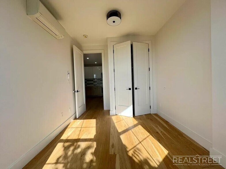 Building Photo - Bedford Avenue