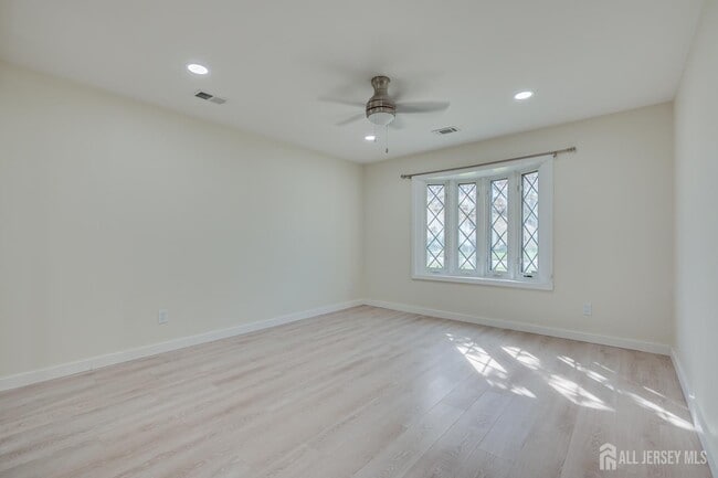 Building Photo - 6 Woodbury Rd