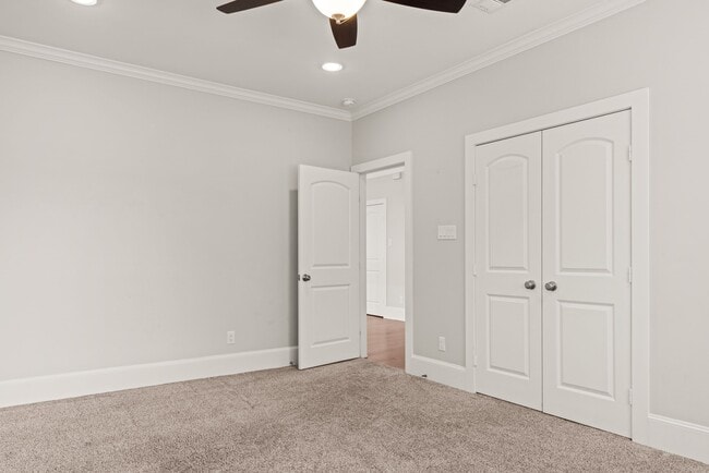 Building Photo - 8550 Ridgepoint Dr