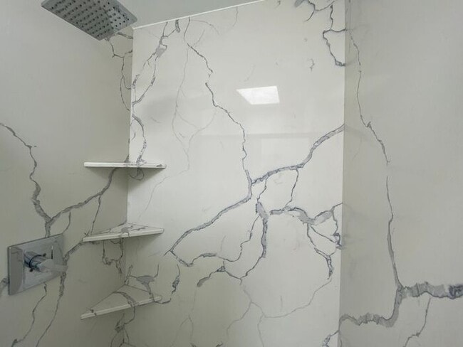 Building Photo - Stunning 2 Bed / 2 Bath Home Near Lake Murray!