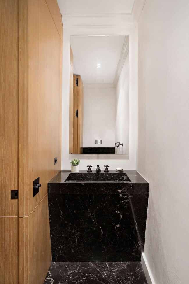 Building Photo - 4 E 62nd St