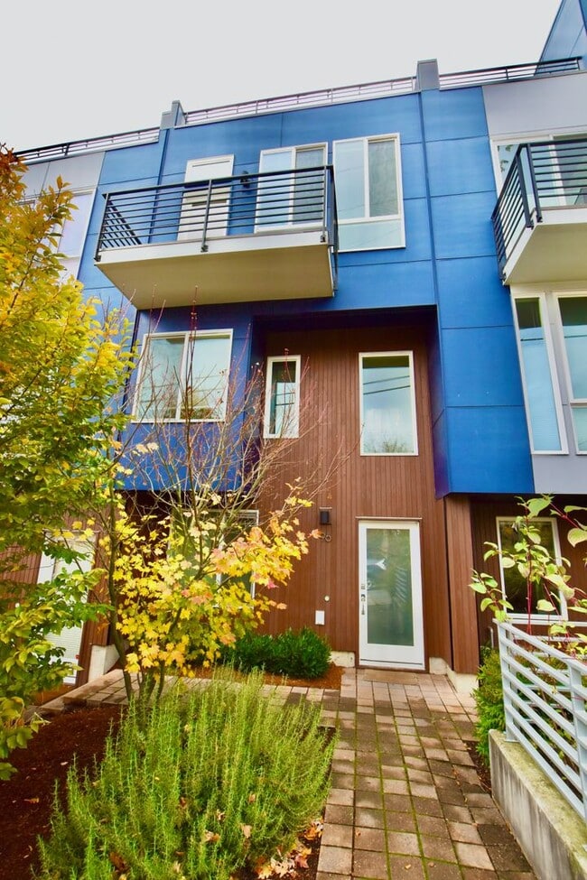 Building Photo - Gorgeous Eastlake Townhome - Stellar Locat...