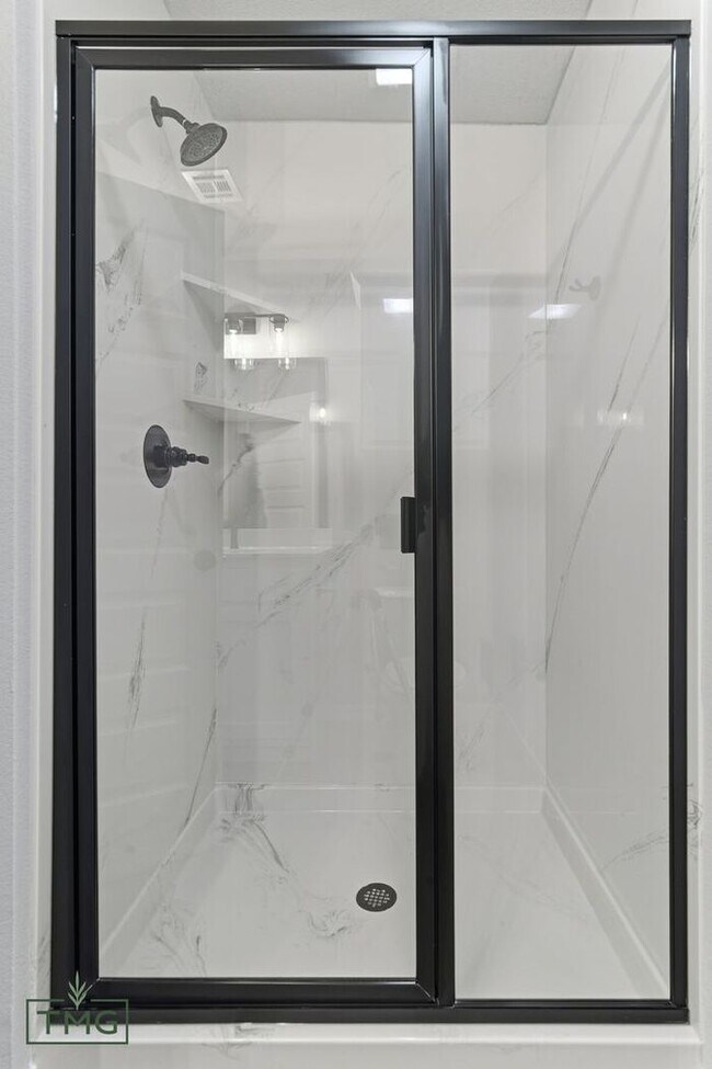 Building Photo - Fully Updated 2 Bed / 2 Bath Duplex – Prime Broken Arrow Location!