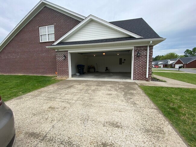 Building Photo - 6645 Woods Mill Dr