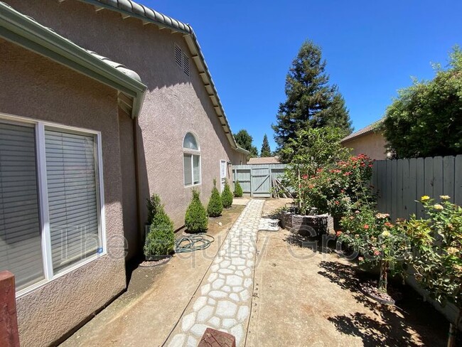 Building Photo - 2643 W Oakridge Ave