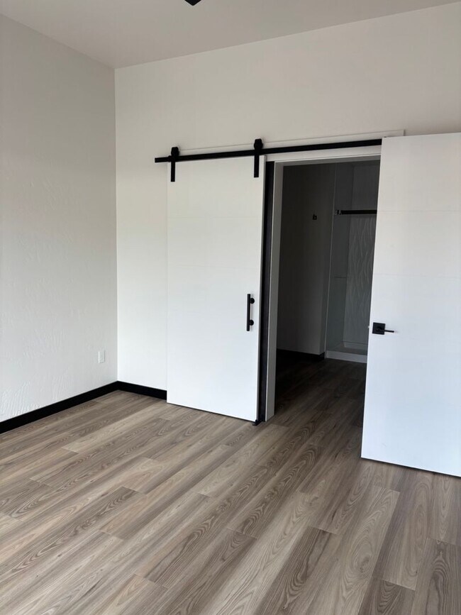 Building Photo - Modern Midtown Living | 2 Bed, 2 Bath Near...